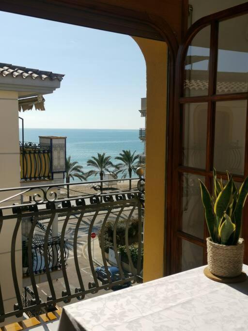 Cal Salmare Seafront Apartment With Rooftop Terrace And Pool Calafell Exterior photo